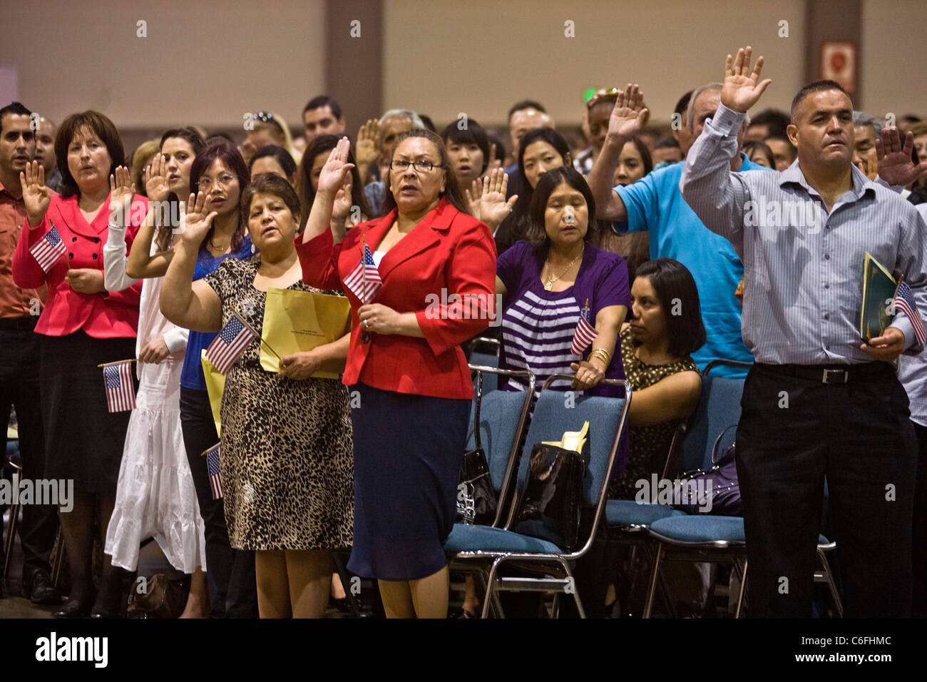 Los inmigrantes de diversas edades y nacionalidades el juramento de la ciudadanía de los Estados Unidos en Los Angeles. Foto de stock