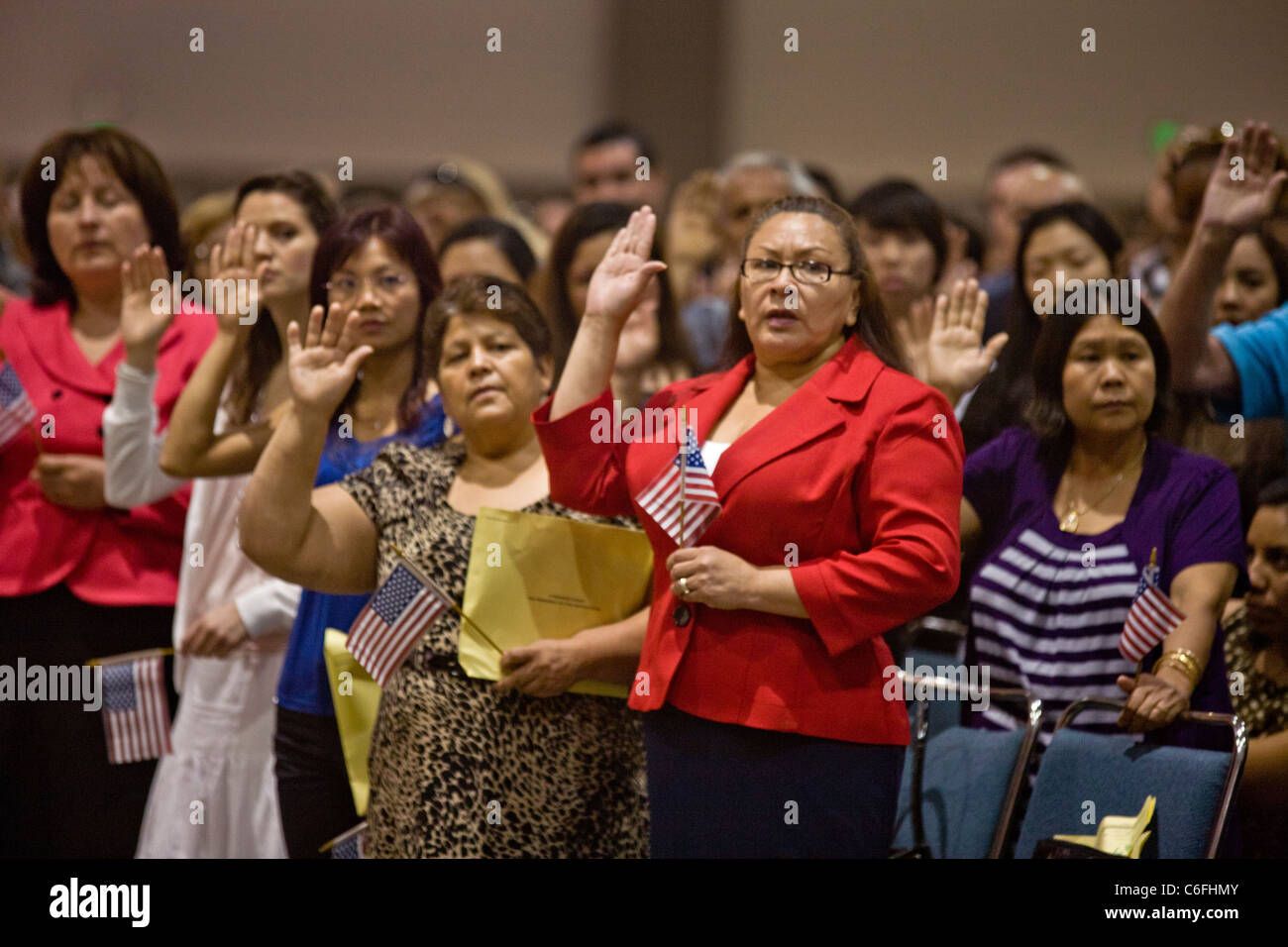 Los inmigrantes de diversas edades y nacionalidades el juramento de la ciudadanía de los Estados Unidos en Los Angeles. Foto de stock