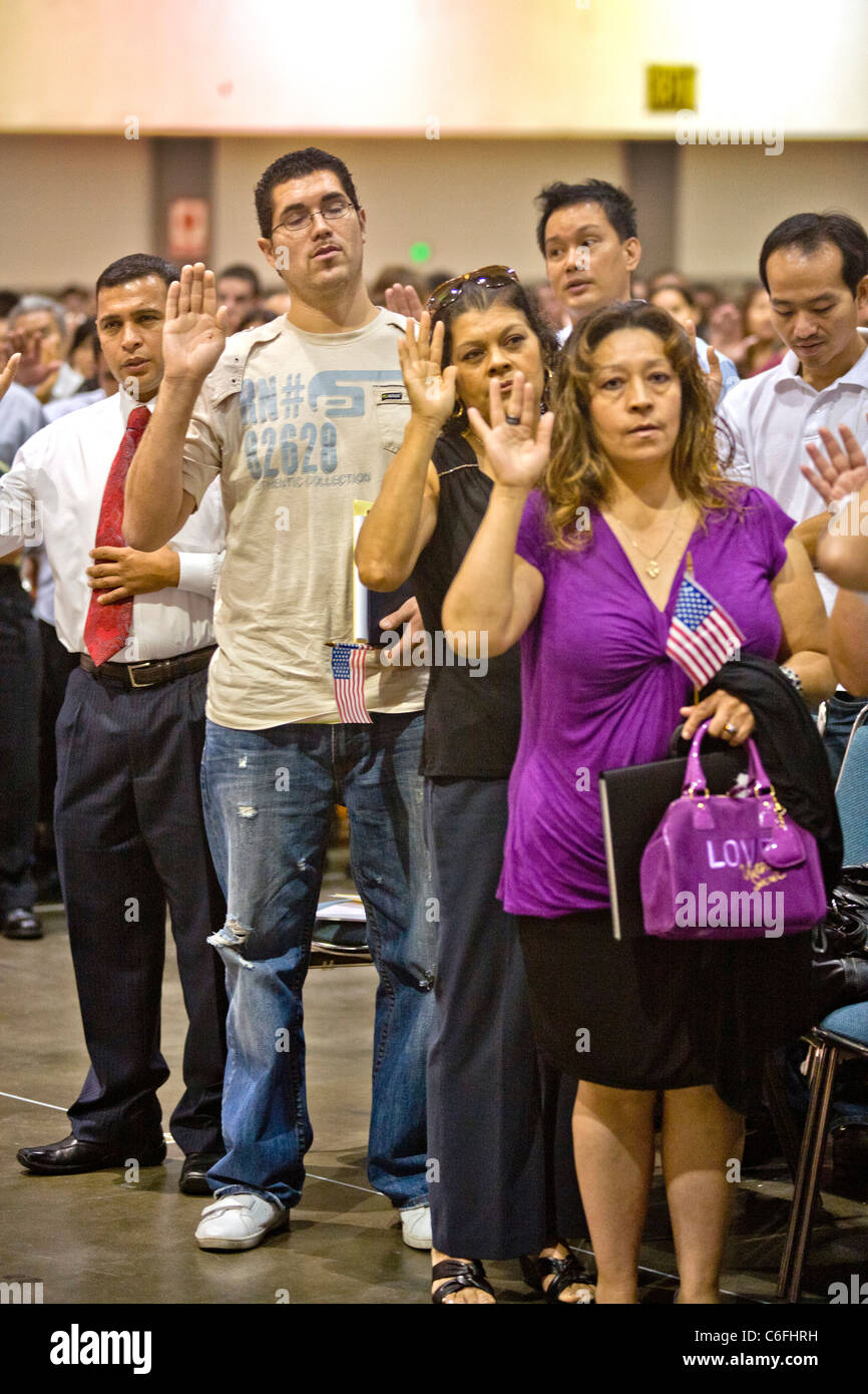 Los inmigrantes de diversas edades y nacionalidades el juramento de la ciudadanía de los Estados Unidos en Los Angeles. Foto de stock