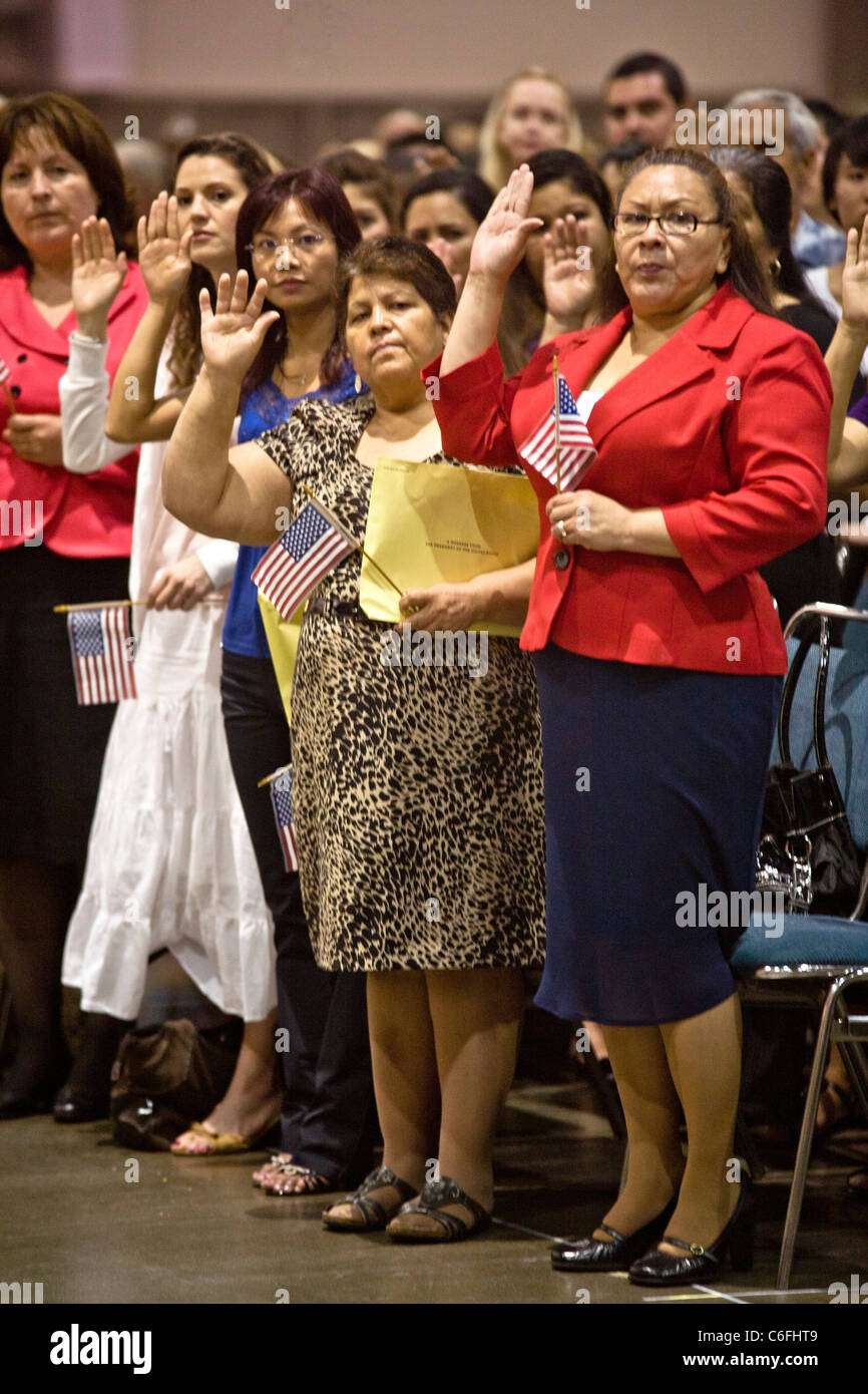 Los inmigrantes de diversas edades y nacionalidades el juramento de la ciudadanía de los Estados Unidos en Los Angeles. Foto de stock