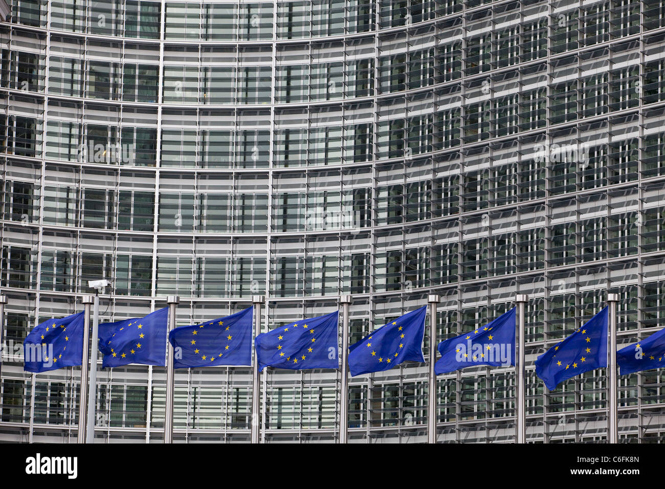 Onda banderas fuera de la sede de la Comisión Europea en Bruselas. Foto de stock