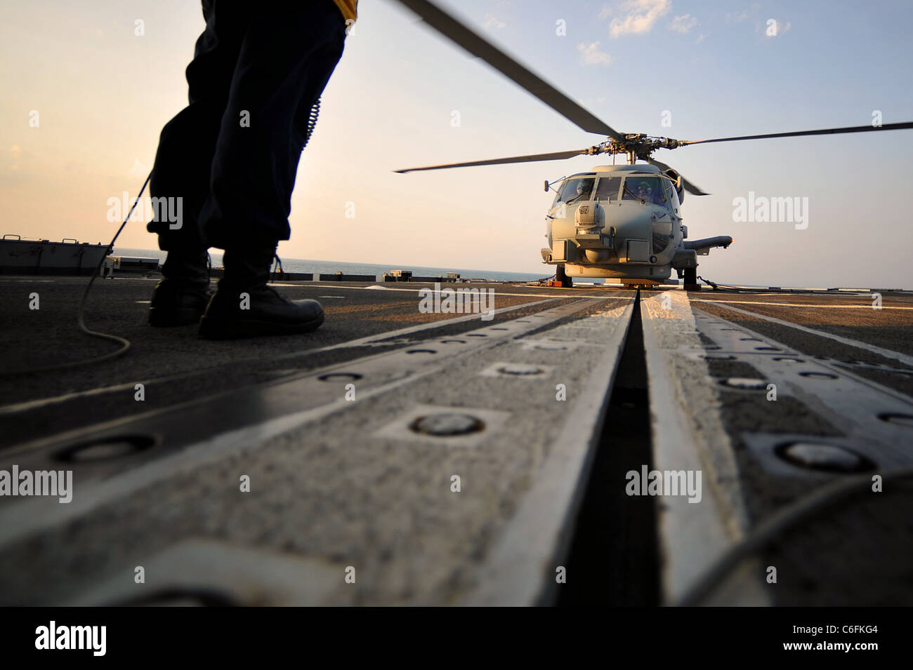 Océano Atlántico (Ago. 27, 2011) -- Boatswain's Mate Seaman Emmanuel Dixon señala un SH-60B Sea Hawk helicóptero, adjunta al escuadrón anti-submarina de helicópteros ligeros (HSL) 42, para el aterrizaje durante las operaciones de vuelo a bordo del crucero de misiles guiados USS Vicksburg (CG-69). Vicksburg está haciendo preparativos para responder a los daños causados por el huracán Irene si lo solicita. (Ee.Uu. Navy photo by Mass Communication Specialist 2nd Class Gary Granger Jr./liberado) Foto de stock