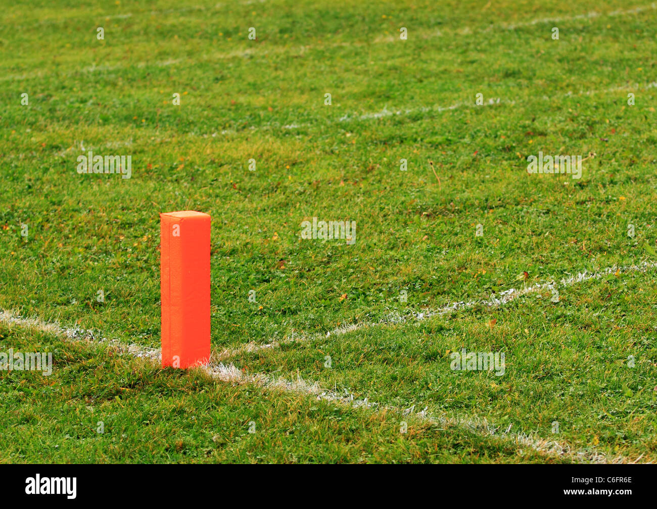 Línea de gol fútbol marcador naranja. Foto de stock