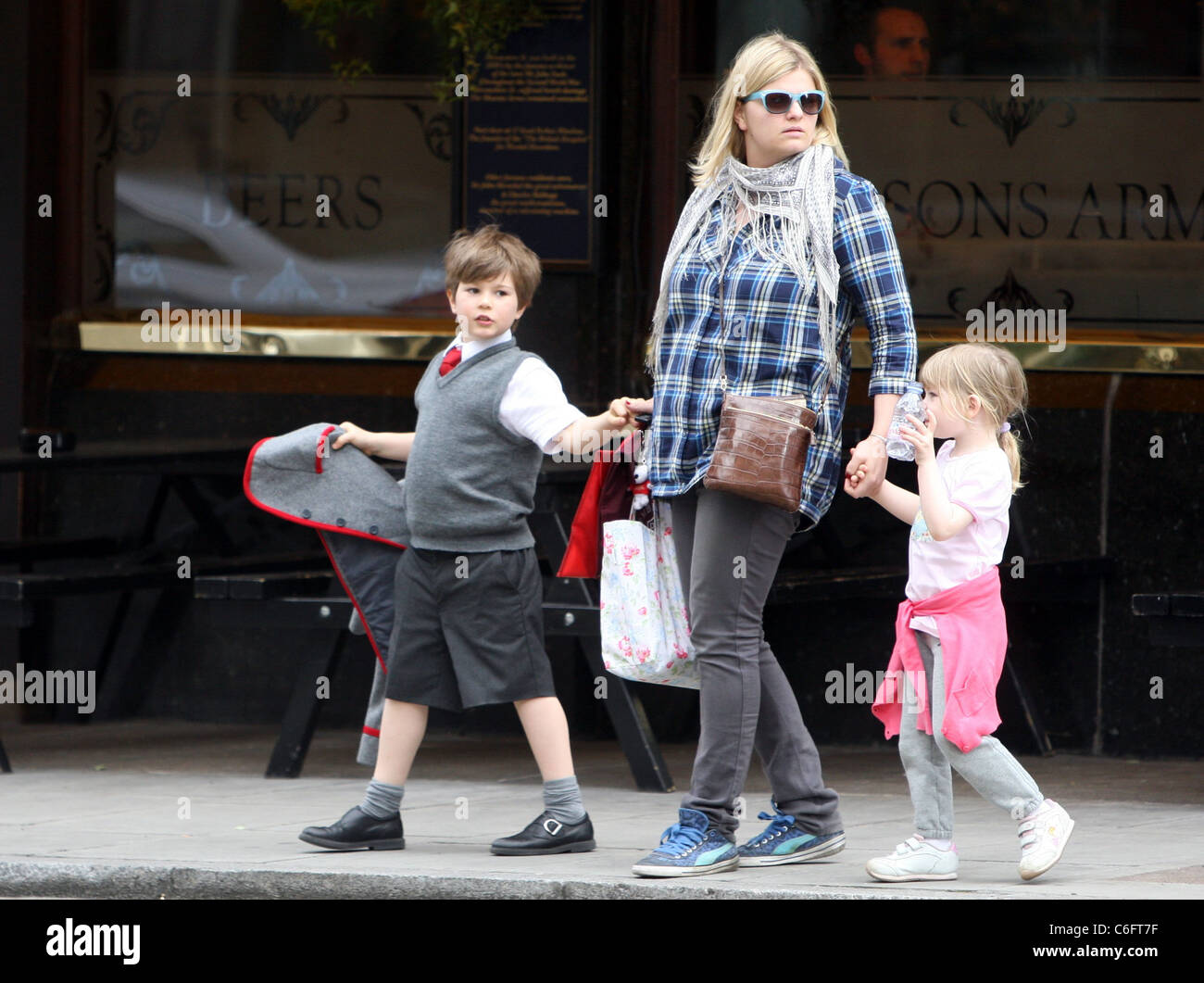 Una niñera trae los hijos de Claudia Schiffer Caspar Vaughn y Clementine de Vere Drummond Vaughn Una niñera trae los hijos de Claudia Schiffer Caspar Vaughn y Clementine de Vere Drummond Vaughn