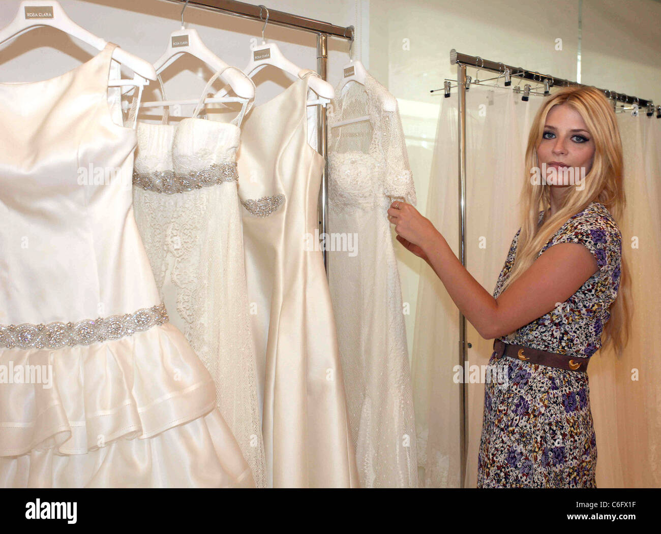 La actriz Mischa Barton en la rosa clara 2011 colección de vestidos de novia  que será presentado durante la semana nupcial Fotografía de stock - Alamy