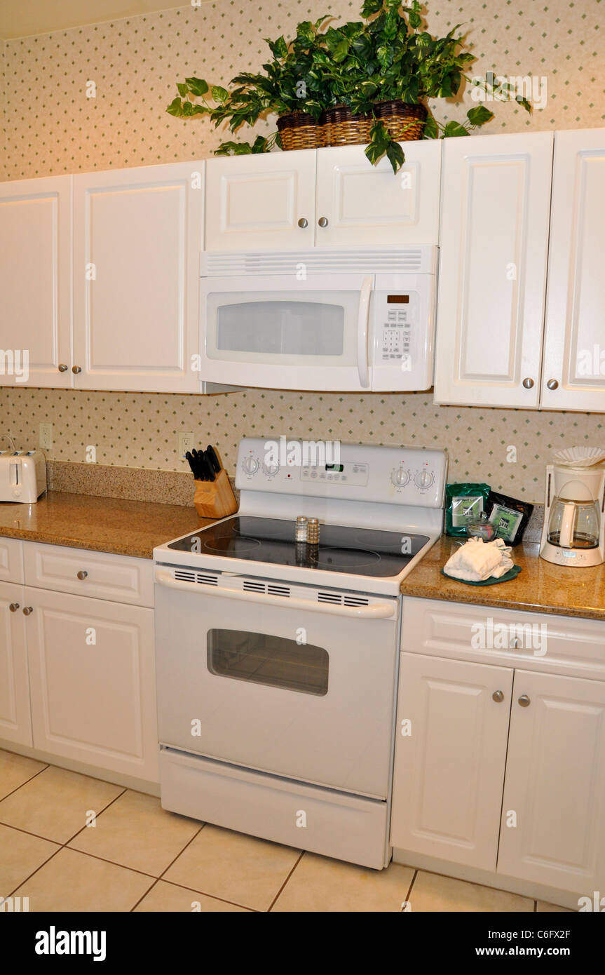 Estufa, horno y microondas en una pequeña cocina moderna Fotografía de  stock - Alamy