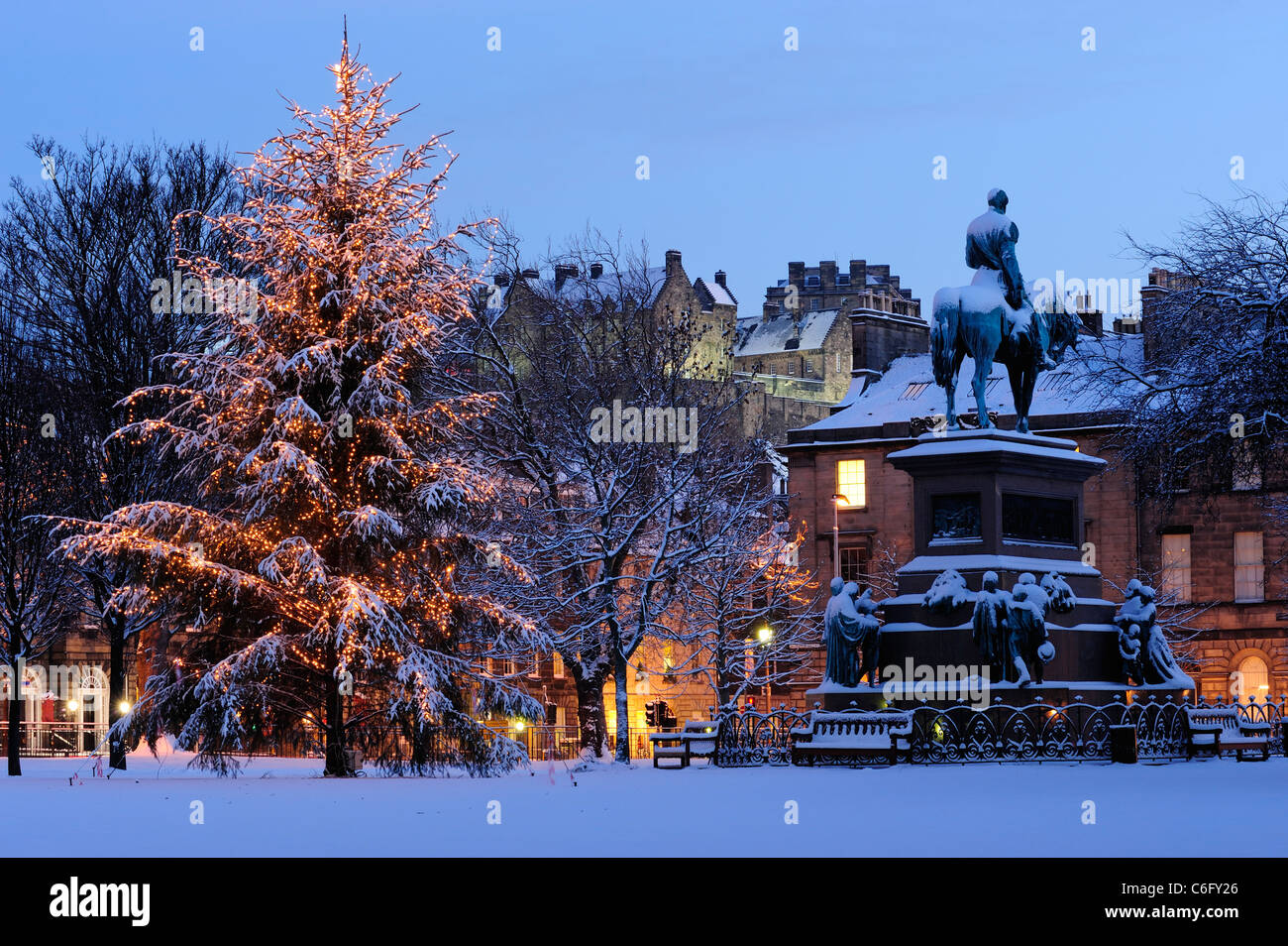 Árbol de Navidad y el Albert Memorial en Charlotte Square, en el fondo, con el castillo de Edimburgo, Escocia Foto de stock