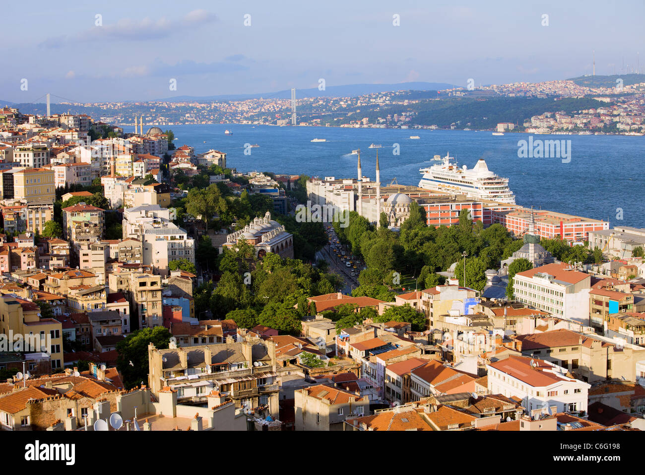 Paisaje urbano de Estambul (Turquía) en el distrito de Beyoglu. Foto de stock