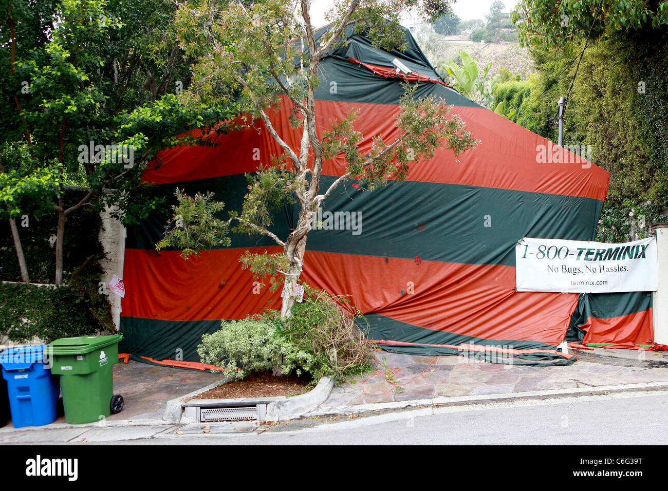 La atmósfera la casa de la actriz Sandra ha sido tented para fumigación de insectos por la empresa Terminix Los Angeles Fotografía de stock - Alamy