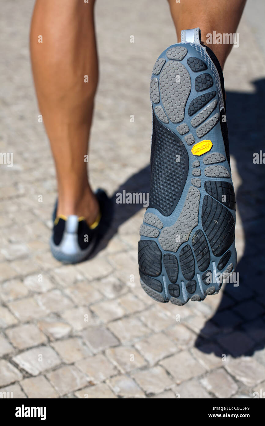 Hombre con Vibram Fivefingers zapatos Fotografía de stock - Alamy