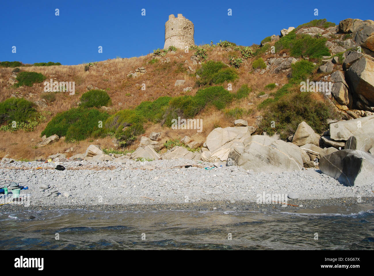 Una histórica torre sarracena en la costa de Calabria, en el sur de Italia Foto de stock