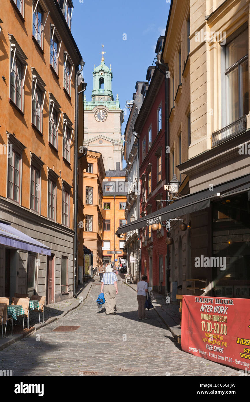 Stora Gramunkegrand del casco antiguo de la ciudad, Estocolmo, Suecia, la Catedral en el fondo. Foto de stock