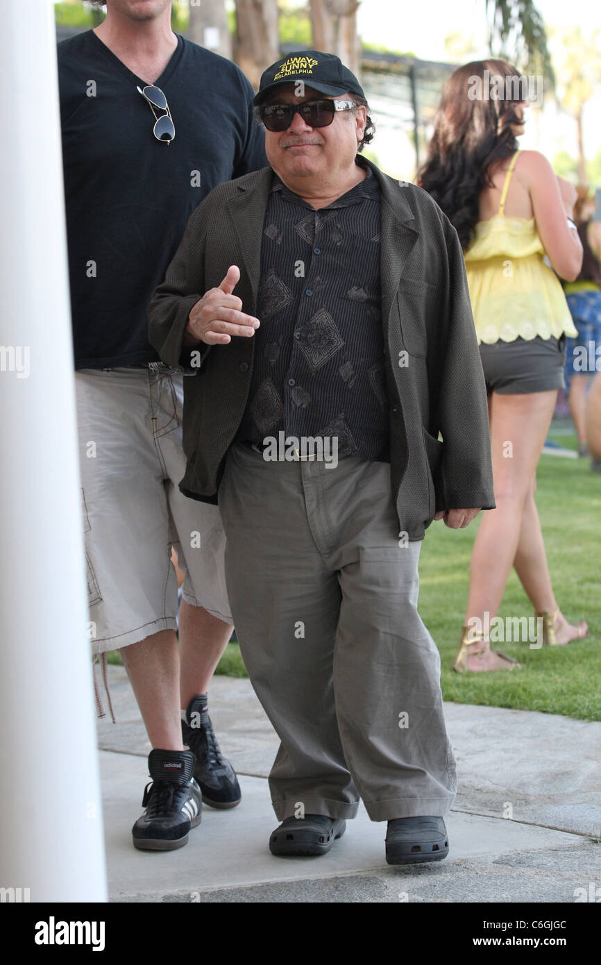 Danny DeVito vistiendo negro Crocs en el Valle Coachella 2010 Festival de  Música y Arte - Día 1 Indio, California  Fotografía de stock -  Alamy