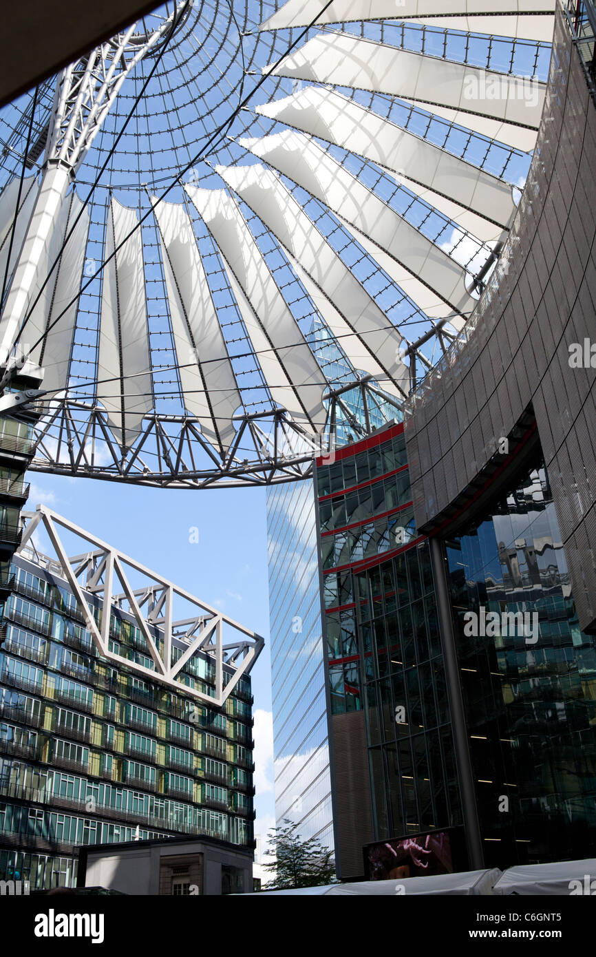 Potsdamer Platz de diseñador modernos edificios con techo de Renzo Piano, Berlín, Alemania Foto de stock