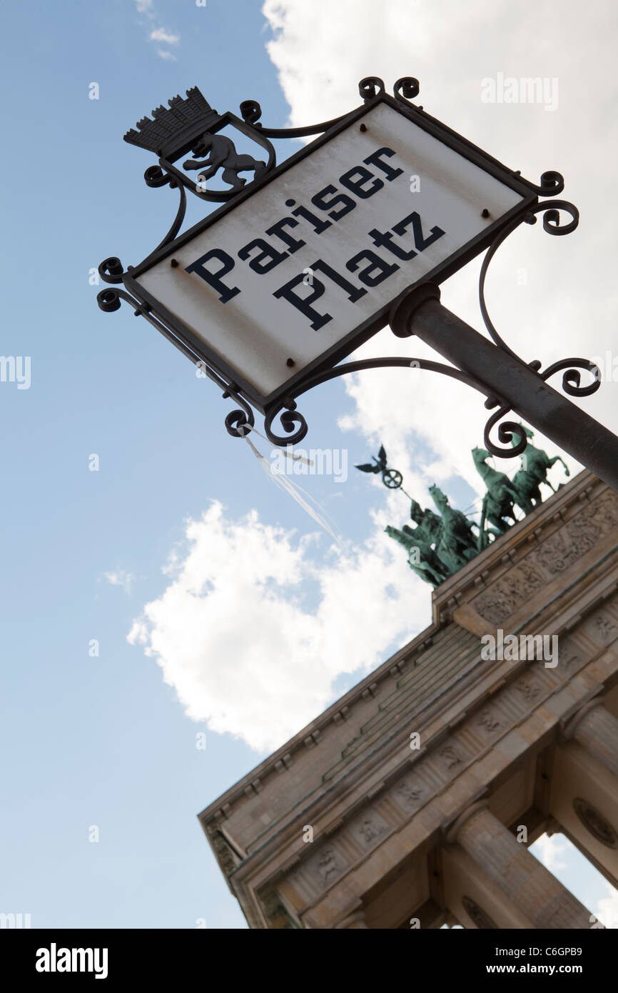 Puerta de Brandenburgo detalle con el nombre de la calle signo en la parte delantera, Berlín, Alemania Foto de stock