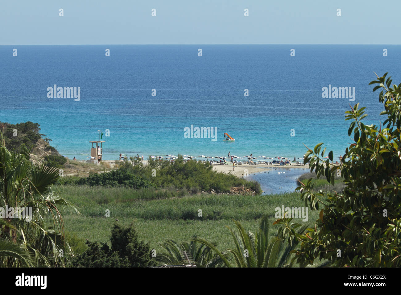Colchones hinchables inflables y equipo de playa, Son Bou, Menorca, Islas  Baleares, España Fotografía de stock - Alamy
