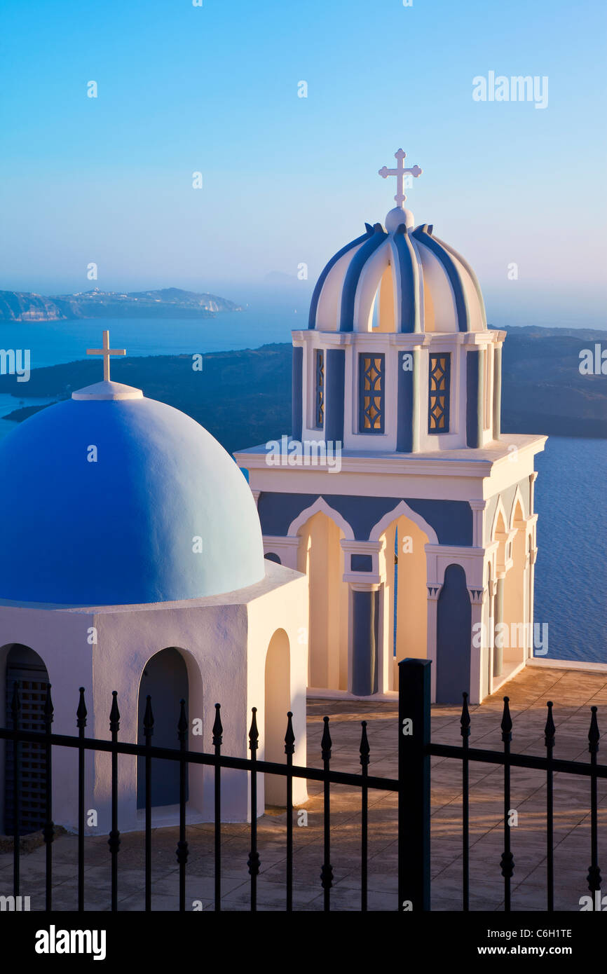 Campanarios de Iglesia Ortodoxa con vistas a la caldera de Fira, Santorini (Thira), Islas Cícladas, del mar Egeo, Grecia, Europa Foto de stock