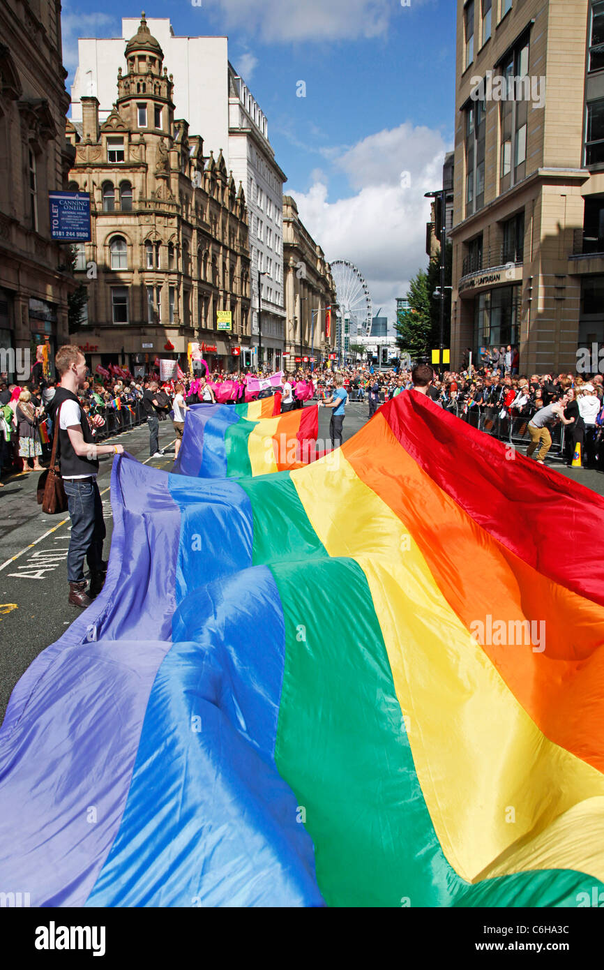 Gigantesca bandera del arco iris en el desfile de orgullo gay de Manchester, Manchester, Inglaterra Foto de stock