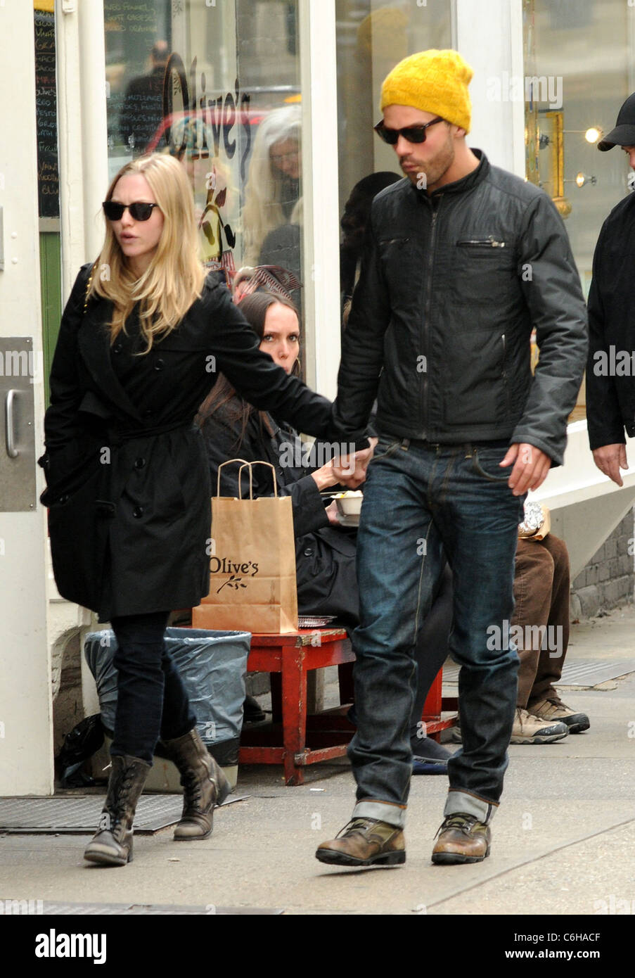 Amanda Seyfried y Dominic Cooper las manos, paseando por el Soho New