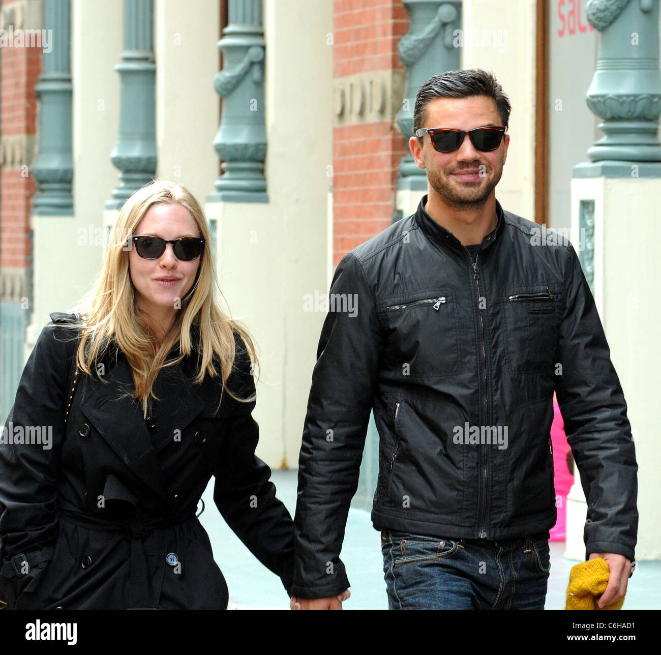 Amanda Seyfried y Dominic Cooper las manos, paseando por el Soho New