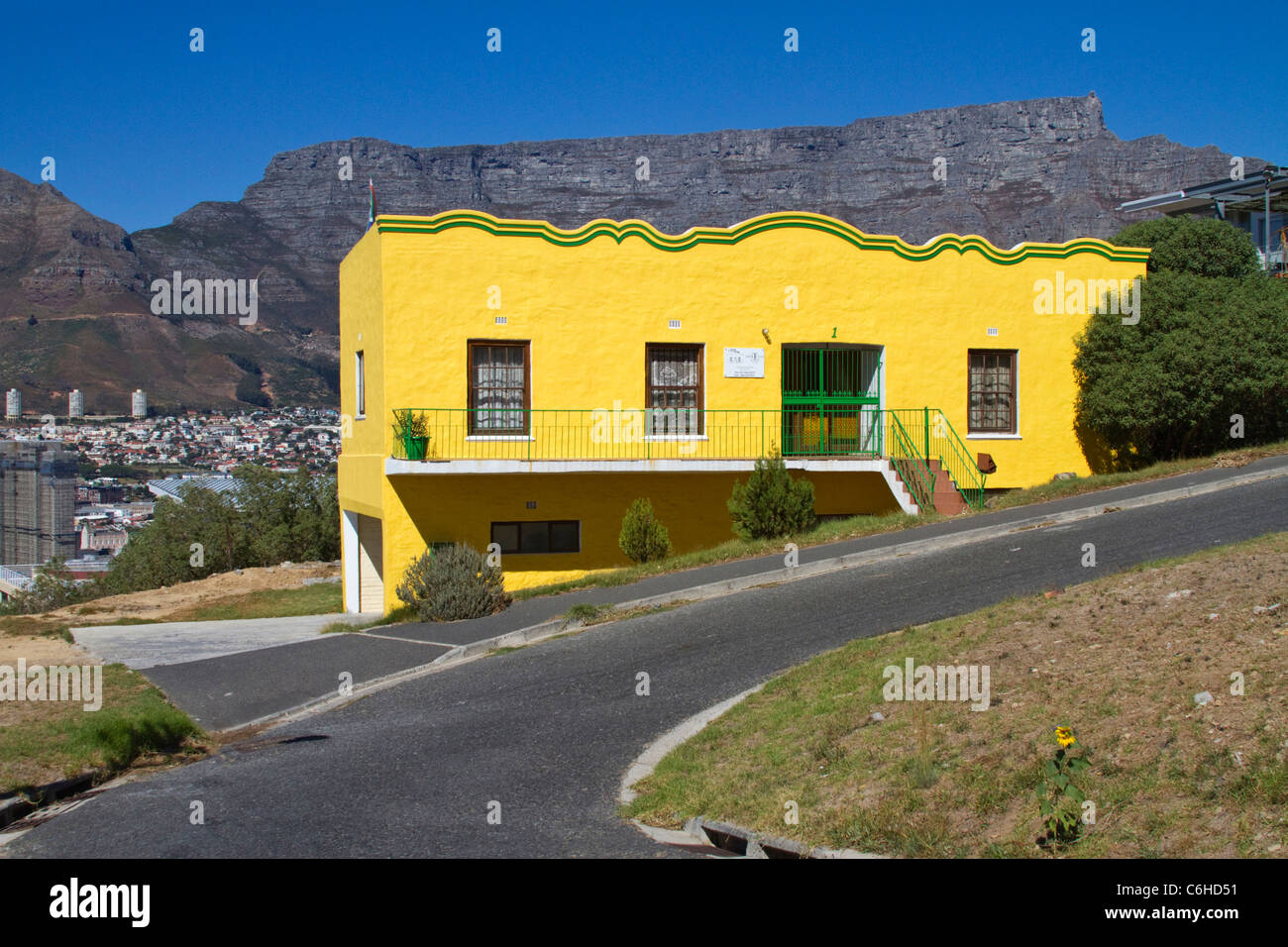 Colorido bed and breakfast guesthouse ven contra el telón de fondo de la Table Mountain en Ciudad del Cabo. Foto de stock