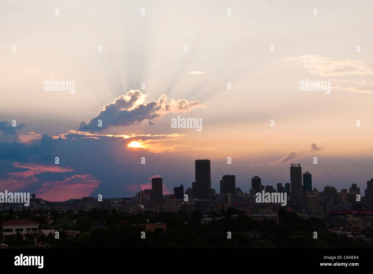El horizonte de la ciudad de Johannesburgo al atardecer Foto de stock