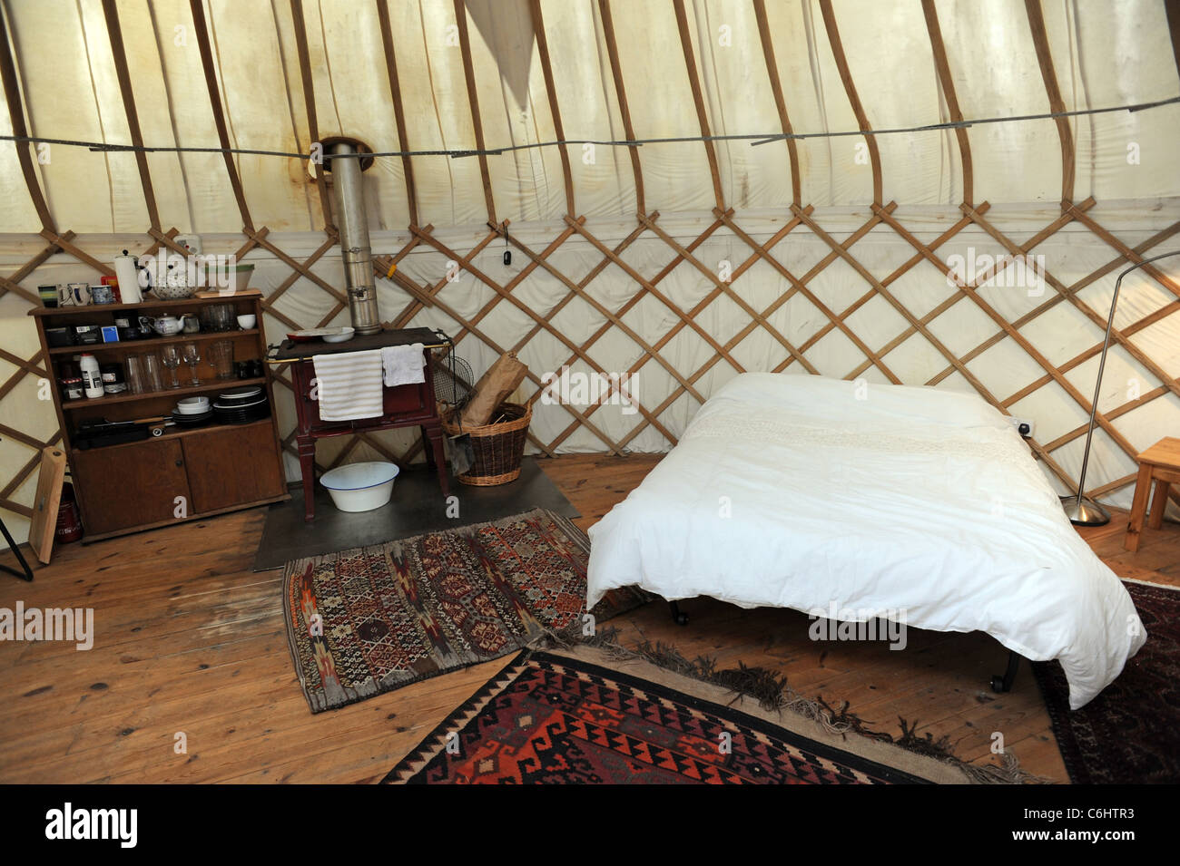 Dentro de un gran lujo Yurt en Sussex la última cosa en el camping o glamping Foto de stock
