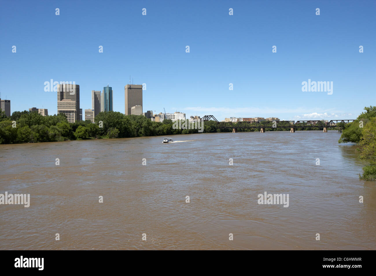 En la inundación del río Rojo, a través del centro de la ciudad Winnipeg, Manitoba, Canadá Foto de stock
