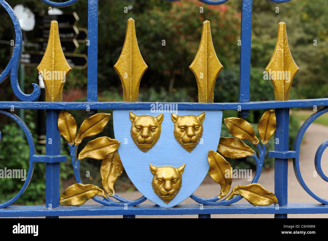 Escudo de armas tradicional de Shrewsbury 'Floreat Salopia' en las puertas de la Cantera de Shrewsbury Shropshire Inglaterra Foto de stock