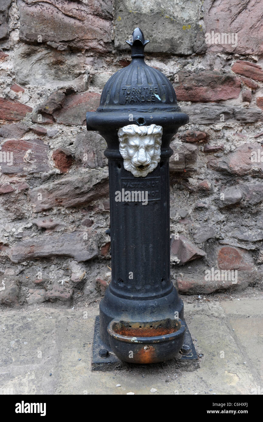 Hierro fundido victoriano el fuente de agua potable de Shrewsbury Shropshire Inglaterra Foto de stock