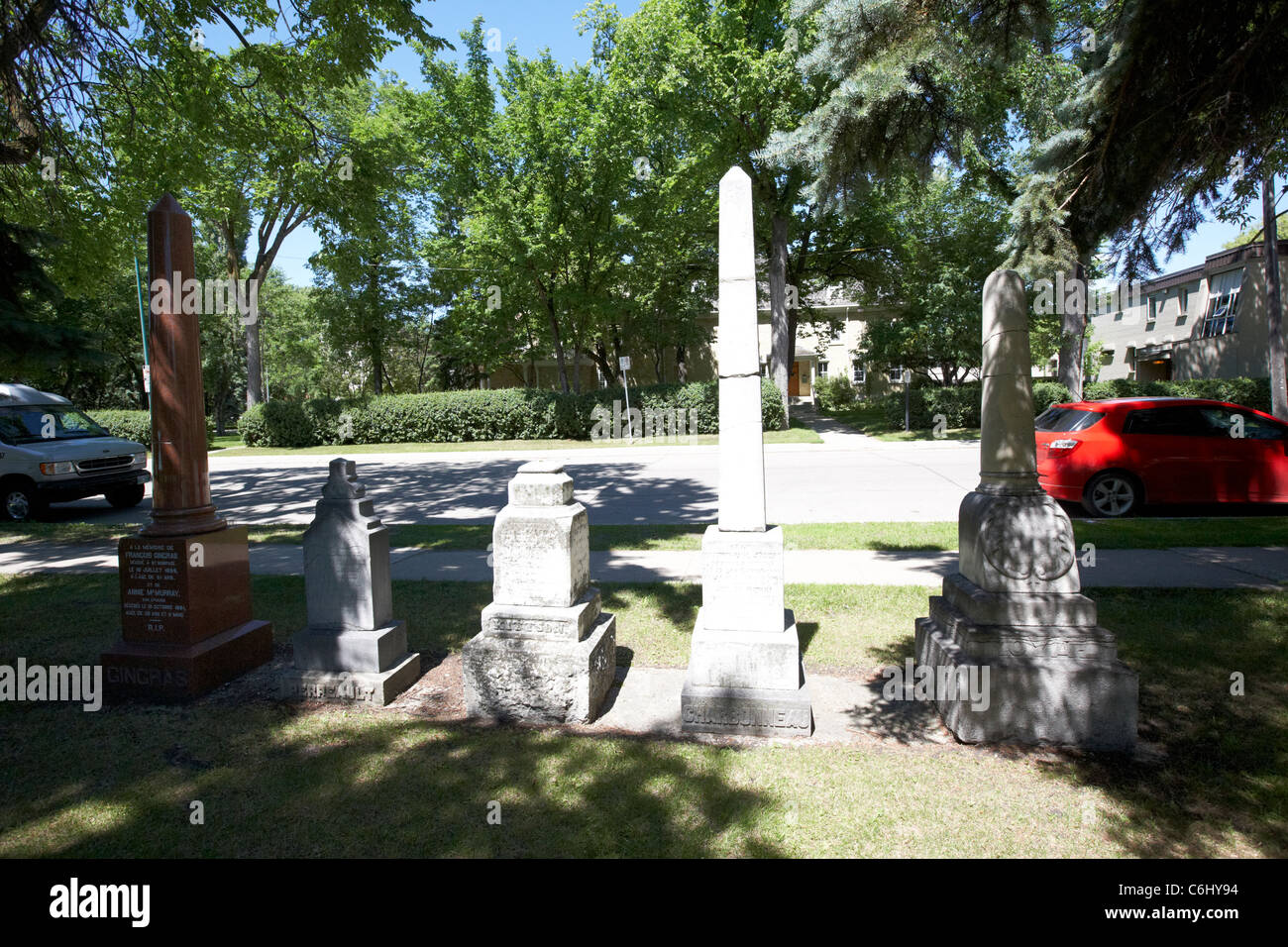 Obelisco lápidas de canadienses franceses en los terrenos de la catedral de Saint Boniface French Quarter Winnipeg, Manitoba, Canadá Foto de stock