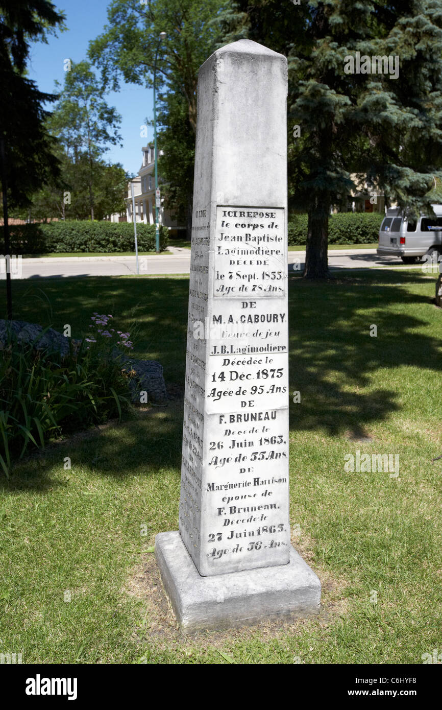 Obelisco lápida de Jean Baptiste lagimodiere temprano colono francés canadiense en los terrenos de la catedral de Saint Boniface francés Foto de stock