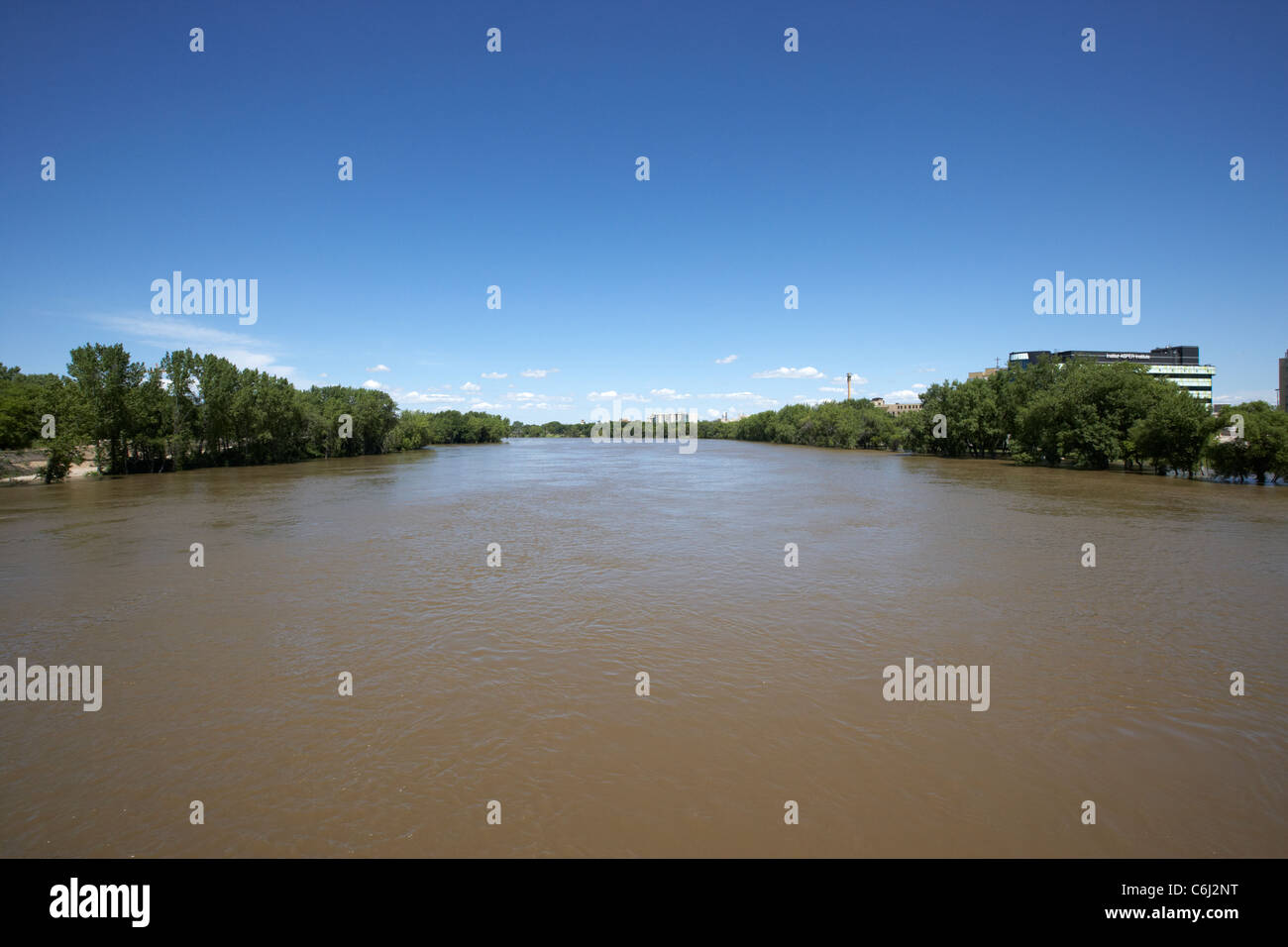 En la inundación del río Rojo, que fluye a través de Winnipeg, Manitoba, Canadá Foto de stock