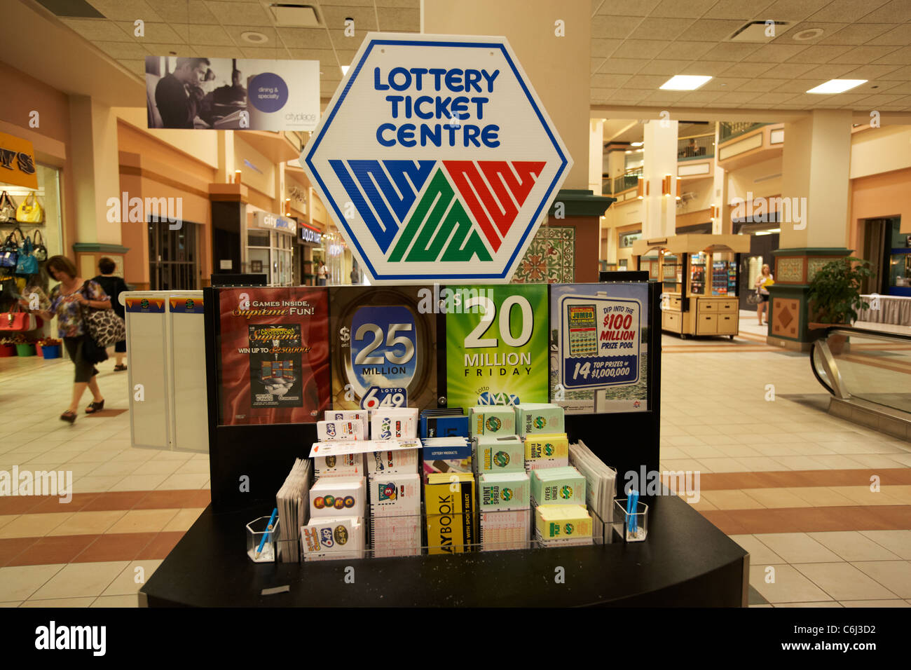 Billete de lotería canadiense center en un centro comercial en el centro de Winnipeg, Manitoba, Canadá Foto de stock