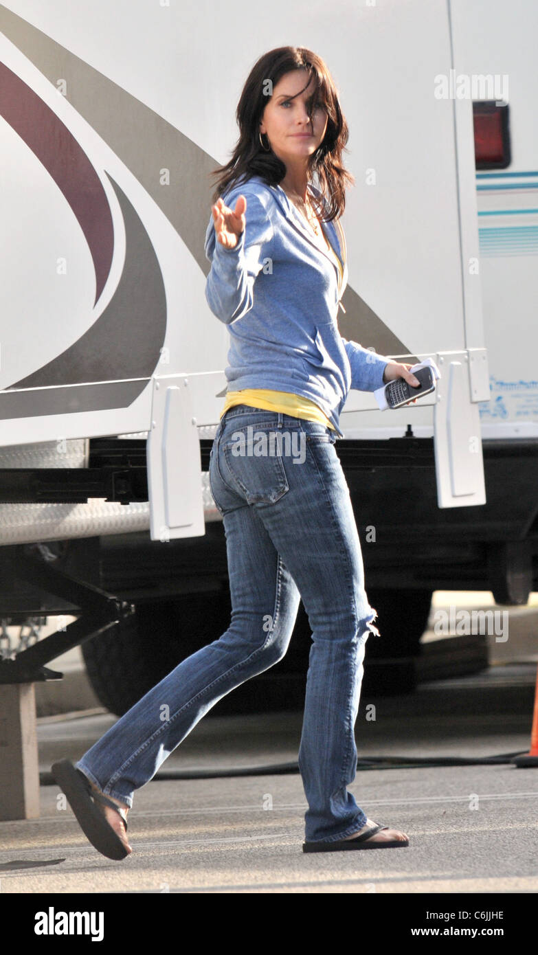 La actriz Courteney Cox en el set de su programa de televisión 'Cougar Town' de Culver City, California - 25.02.10 Foto de stock