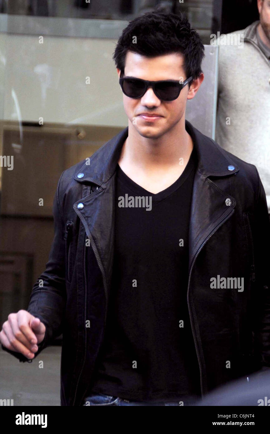 Taylor Lautner dejando Belstaff tienda de ropa con un guardaespaldas donde  hizo algunas compras. La tienda fue cerrada al público Fotografía de stock  - Alamy