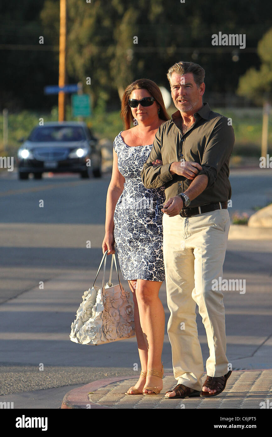 Pierce Brosnan y su esposa Keely Shaye Smith dejando Malibu cines