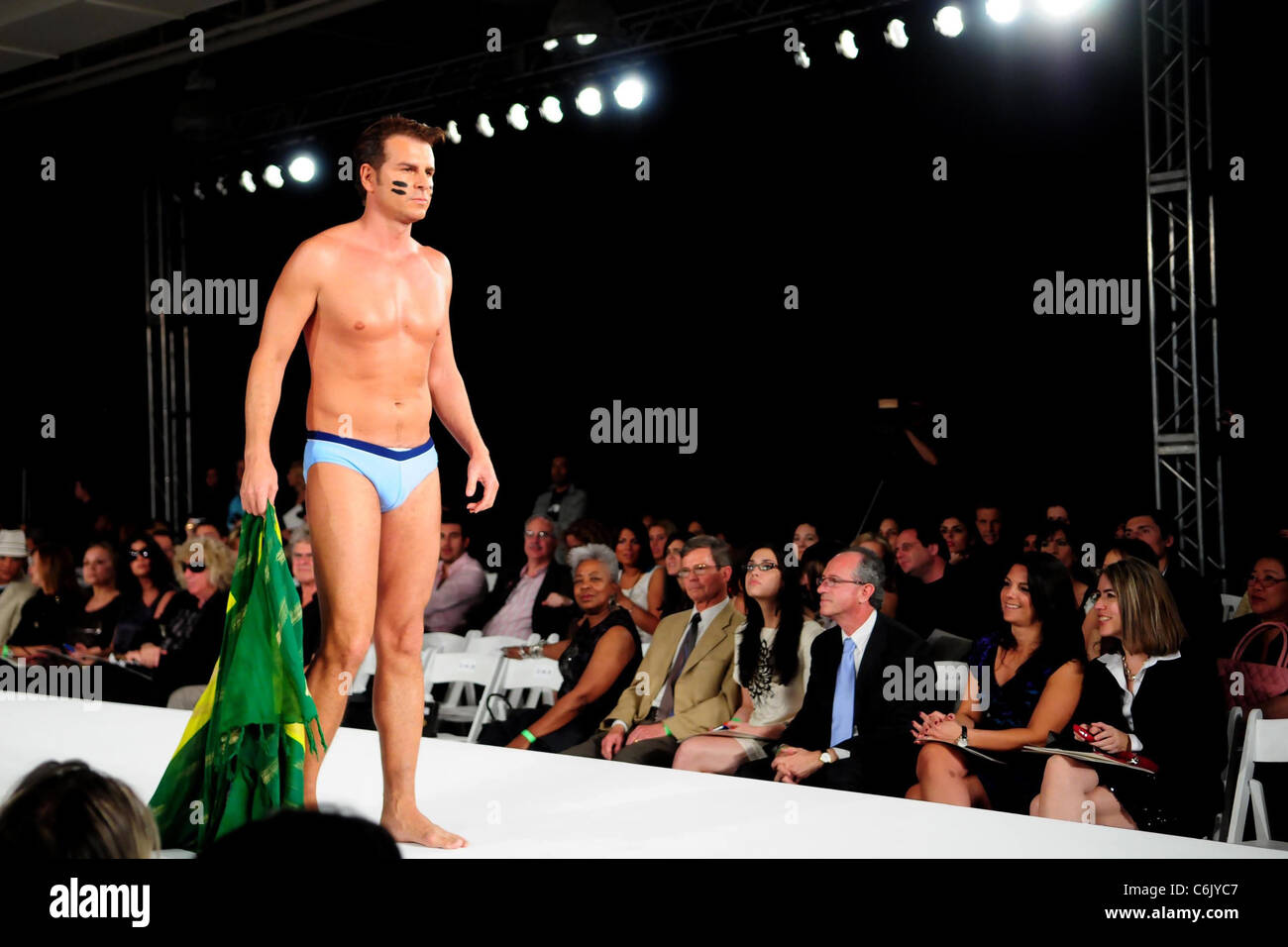 Modelo Miami International Fashion Week - Trajes de Baño Hombres TFabiano  Brasil - Pasarela - Día 1 Miami, Florida - 19.03.10 Fotografía de stock -  Alamy