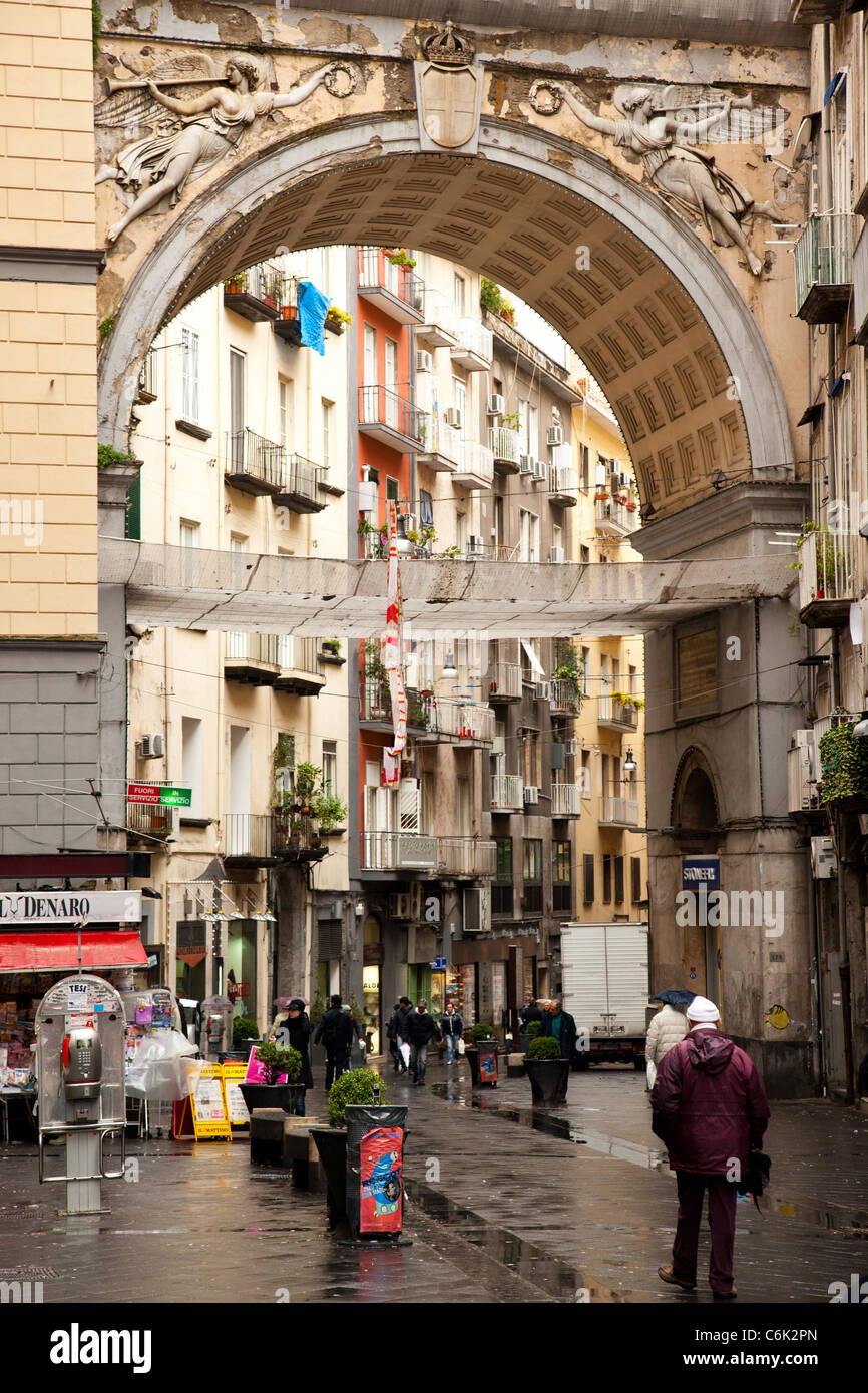 El recinto de tiendas de via Chiaia, en Nápoles, Italia. Foto de stock