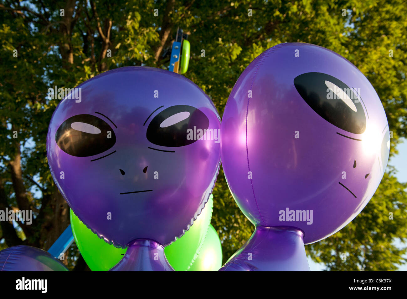 Alien globos inflables Fotografía de stock - Alamy