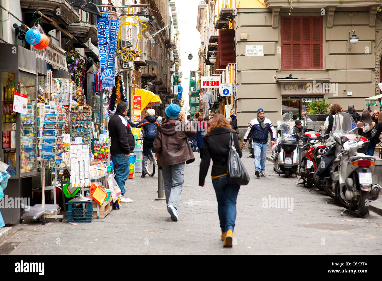 Mirando hacia Via Giovanni Paladino en Nápoles. Foto de stock