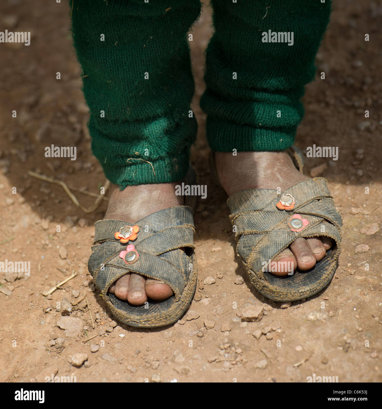 Young girls feet in sandals fotografías e imágenes de alta resolución -