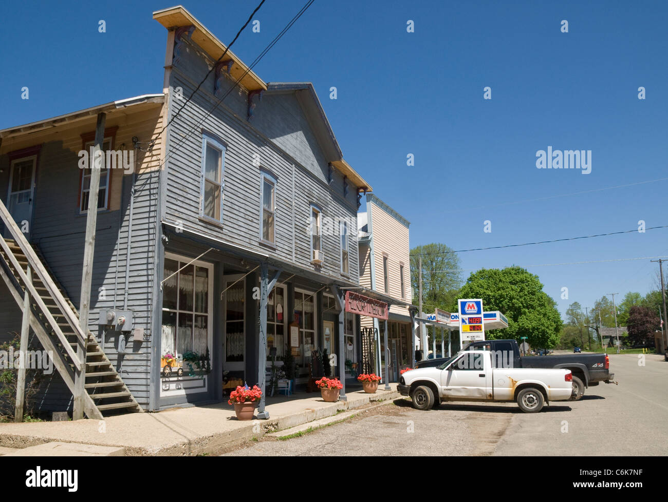 Tiendas en la calle principal, pequeña ciudad, Hickory Corners Michigan EE.UU. Foto de stock