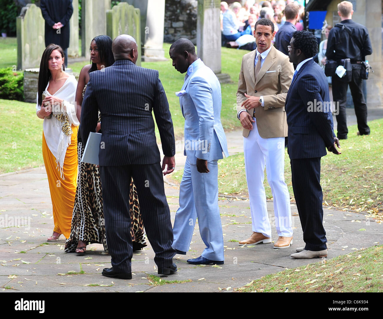 Rio Ferdinand Y Rebecca Ellison La Boda De Sol Campbell Y Novia Fiona Barratt A La Iglesia De San Andres En Corbridge Fotografia De Stock Alamy