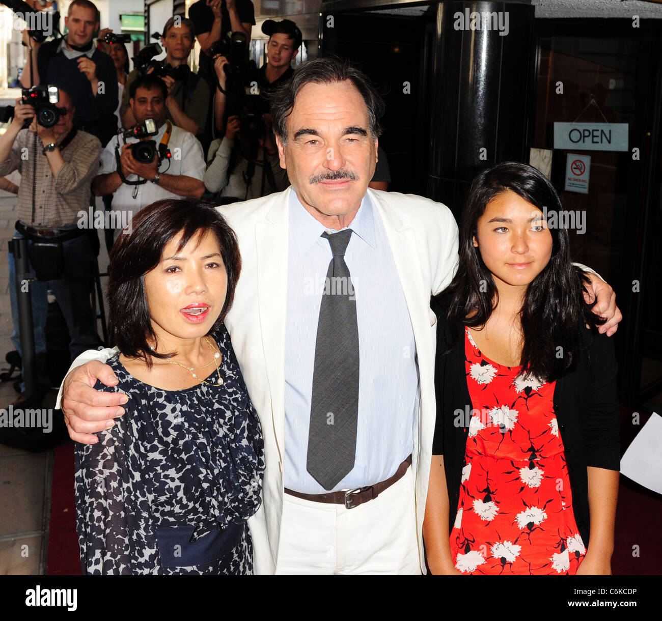 Sun jung jung oliver stone tara fotografías e imágenes de alta