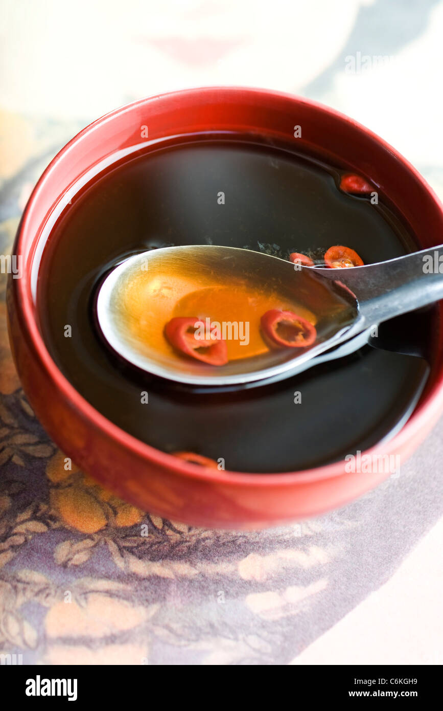 Obleas de arroz seco vietnamita (banh trang o banh da nem) sobre una mesa  con salsa (nuoc cham Fotografía de stock - Alamy