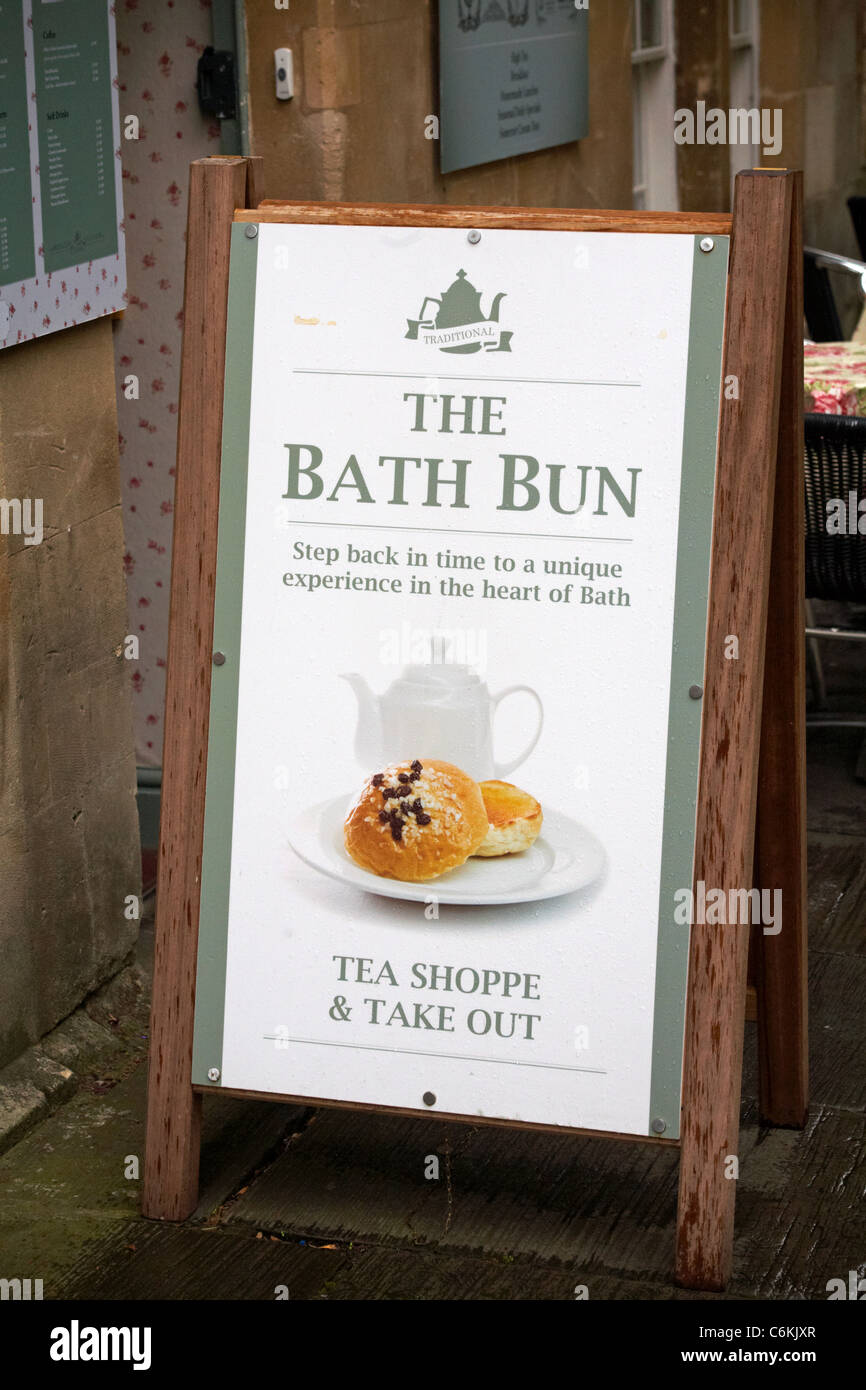 La tienda de té y comida para llevar Bath Bun cartel en Bath, Somerset, Reino Unido en agosto Foto de stock