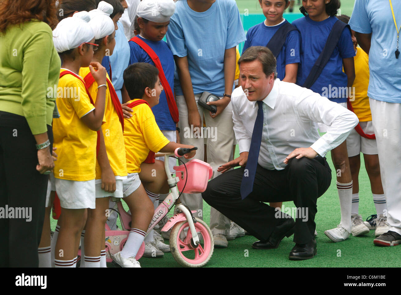 El Primer Ministro Británico David Cameron jugando críquet, en el Estadio Nacional, en Nueva Delhi, India, el jueves, 29 de julio de 2010. Nuevo Foto de stock