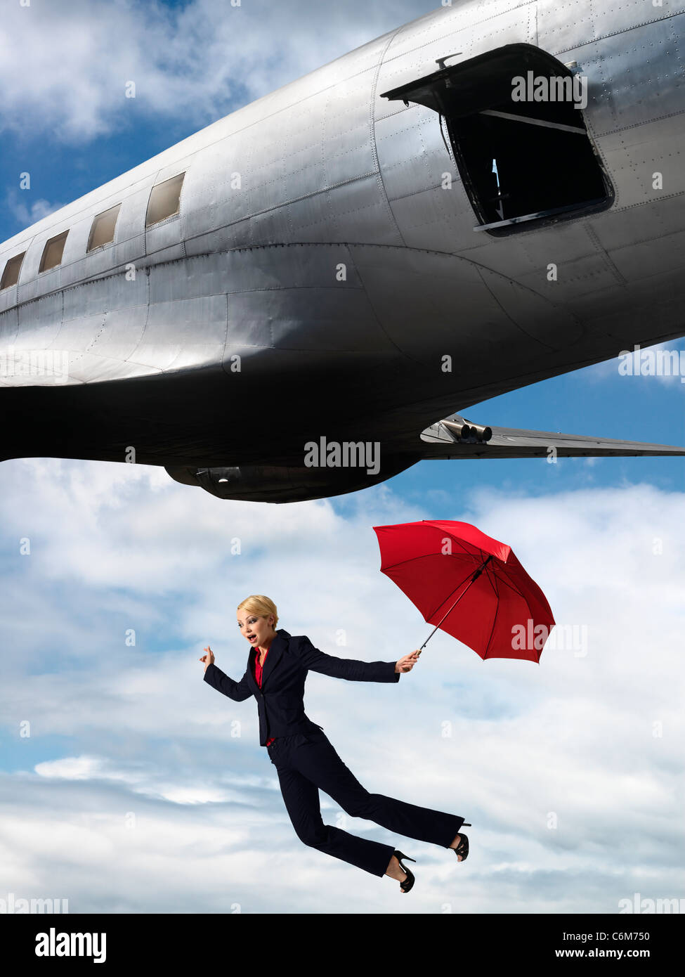 Humor imagen de mujer sosteniendo paraguas cayendo de abrir la trampilla  del avión en vuelo Fotografía de stock - Alamy