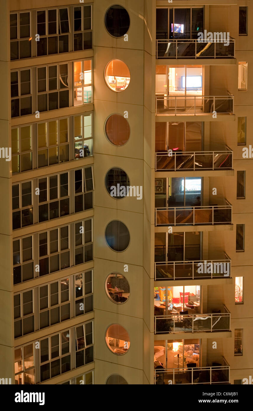 Vista del complejo de apartamentos contiguo a la noche Foto de stock